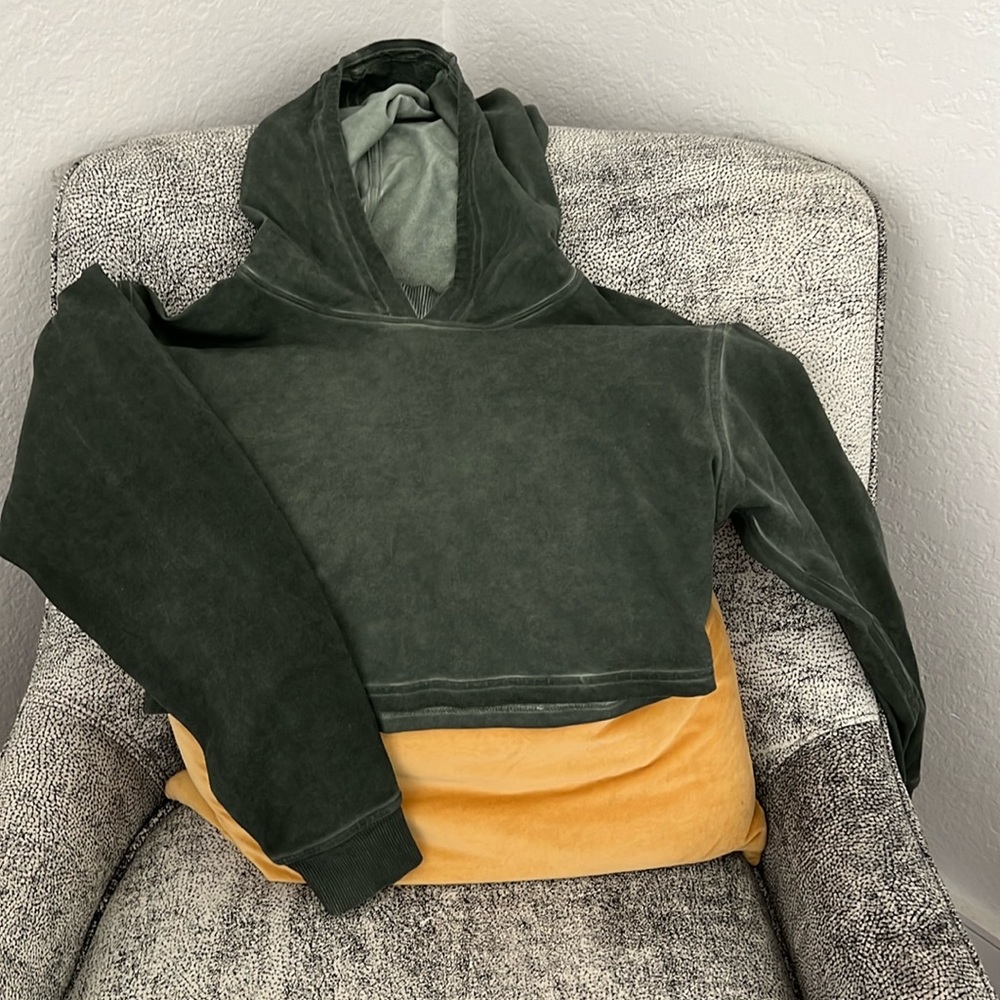Cropped Hooded Lululemon sweatshirt